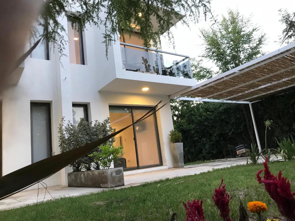 a house with a view of a yard at BOULEVARD departamentos in Mina Clavero