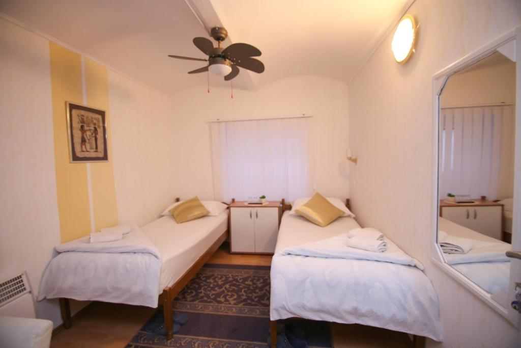 Postel nebo postele na pokoji v ubytování Guesthouse Kod Keme
