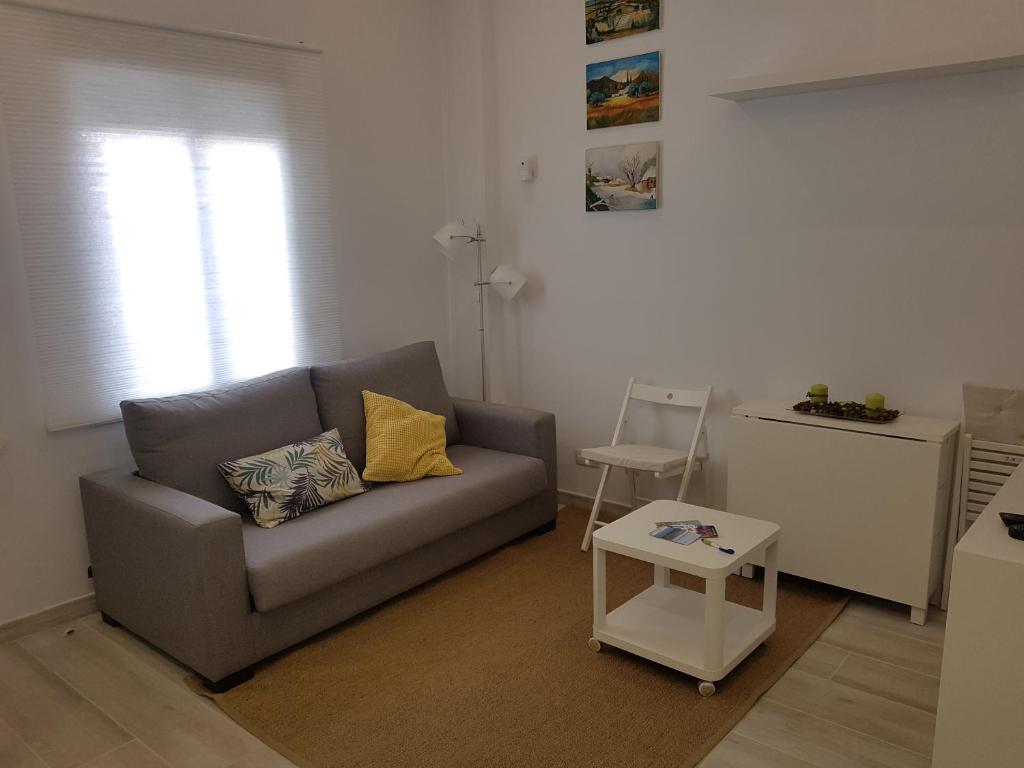 sala de estar con sofá y mesa en Apartamentos Villajovita, en Ceuta