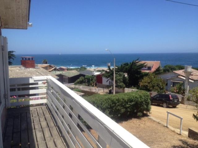 un balcón de una casa con vistas al océano en Hostal F, en El Quisco