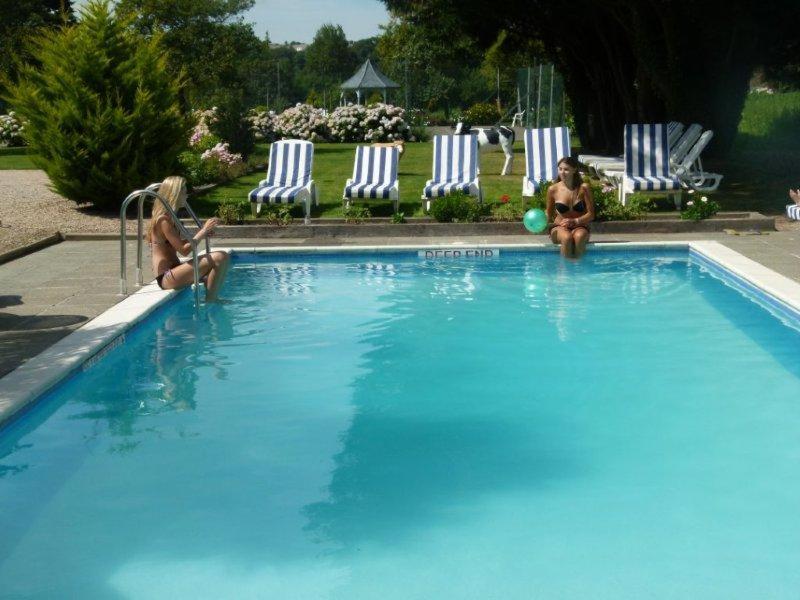 Bazén v ubytování Beachcombers Hotel nebo v jeho okolí