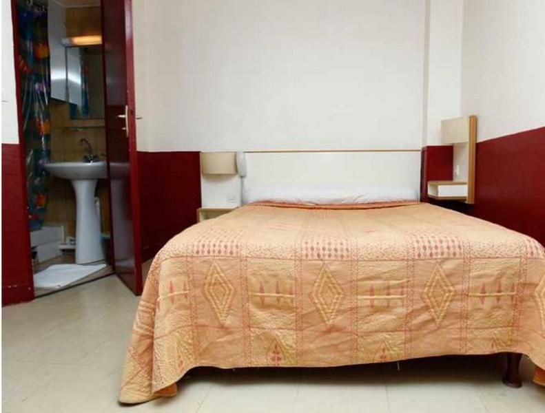 Een bed of bedden in een kamer bij H&ocirc;tel du Pont Neuf