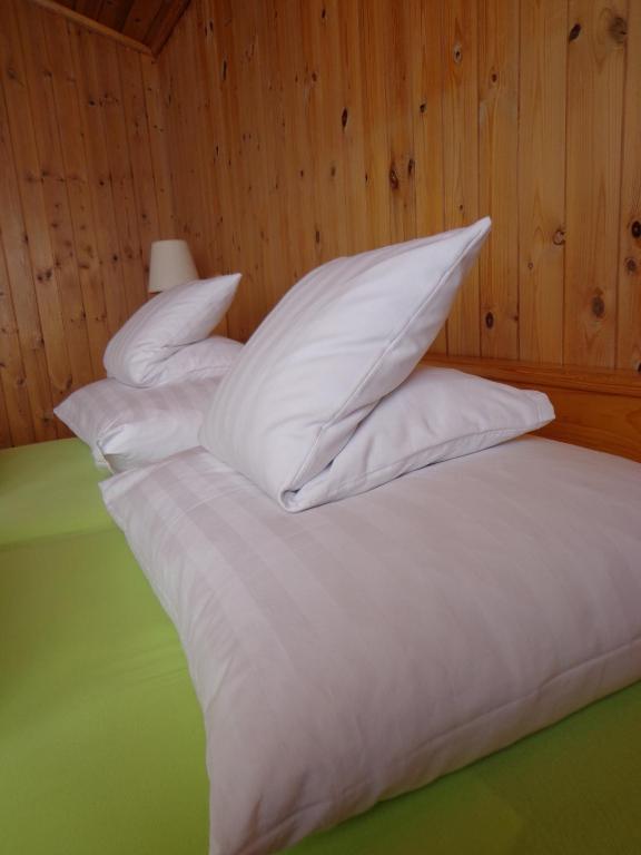 Postel nebo postele na pokoji v ubytování Gasthof Surselva