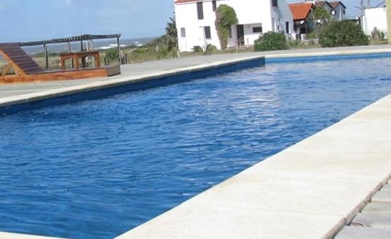 拉帕洛马La Paloma del Mar的房子前面的一个蓝色大游泳池