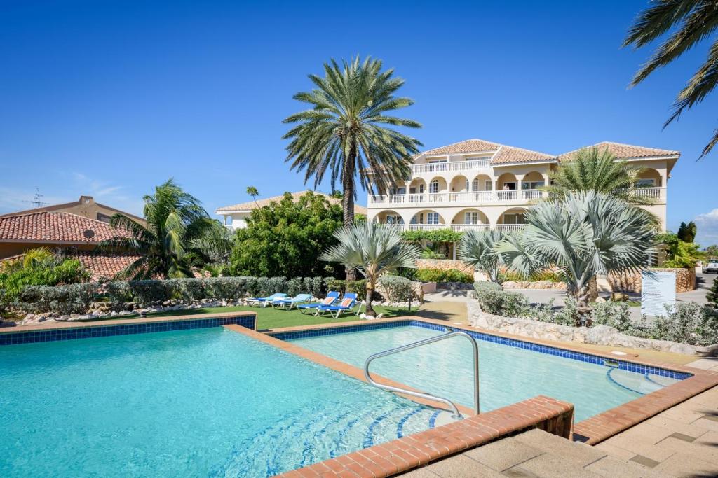 Bazén v ubytování Curacao Luxury Holiday Rentals nebo v jeho okolí