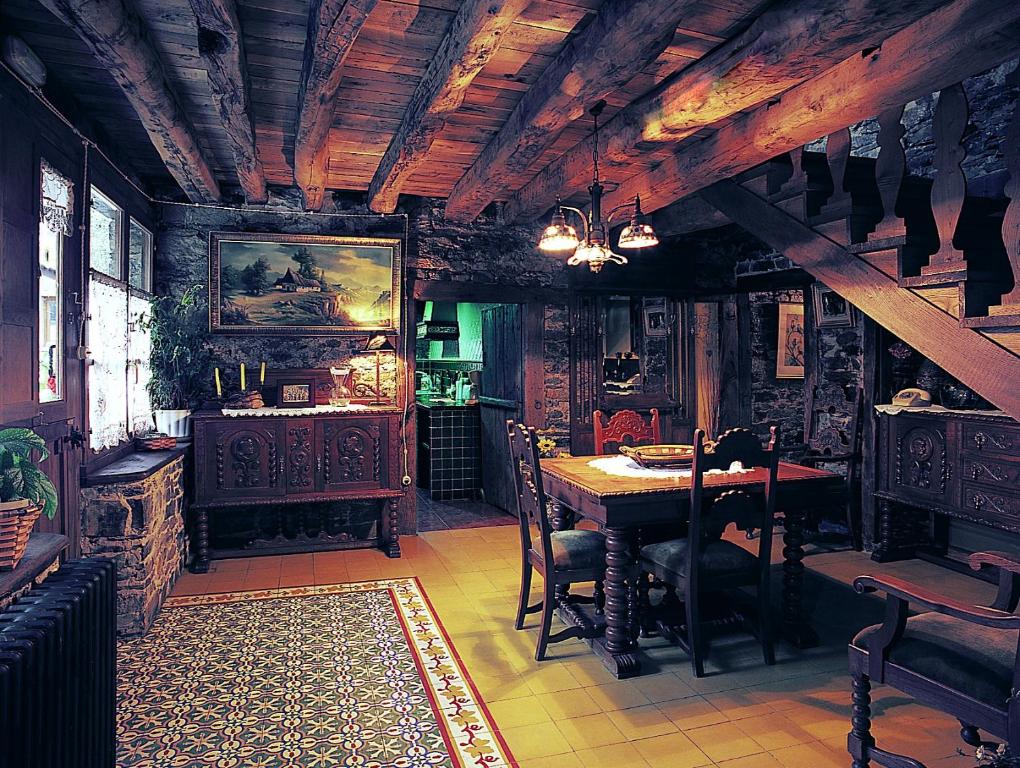 comedor con mesa y sillas y techos de madera en Casa Ponce en Posada de Rengos