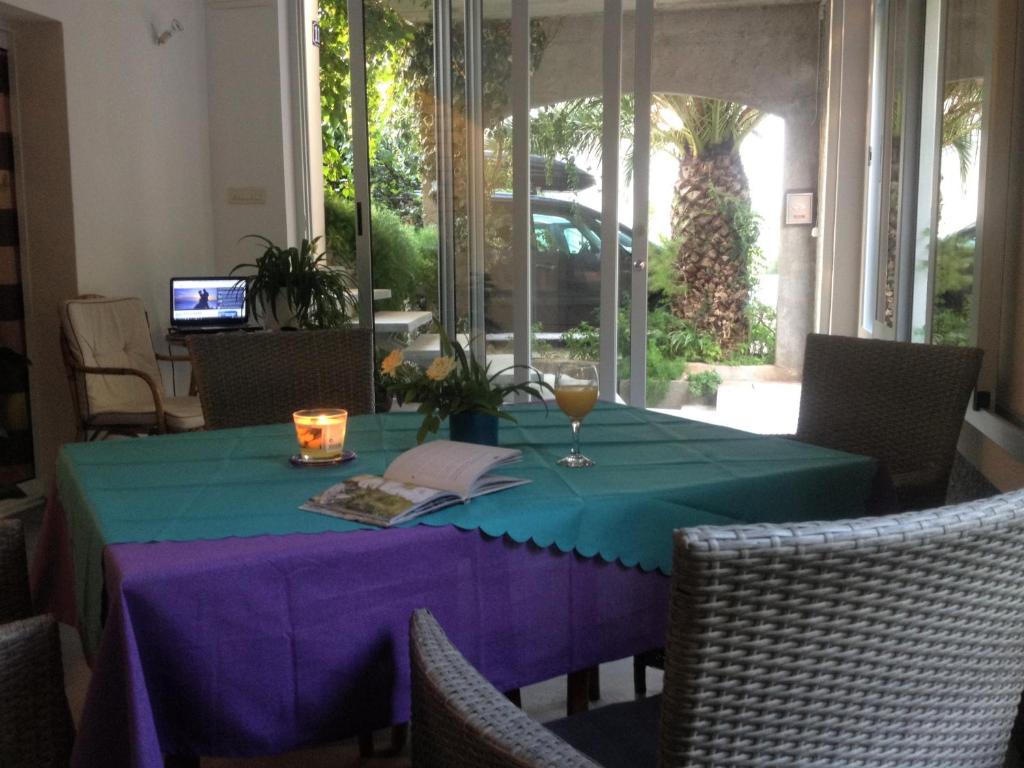 una mesa de comedor con un mantel azul. en Apartments Leut, en Drasnice