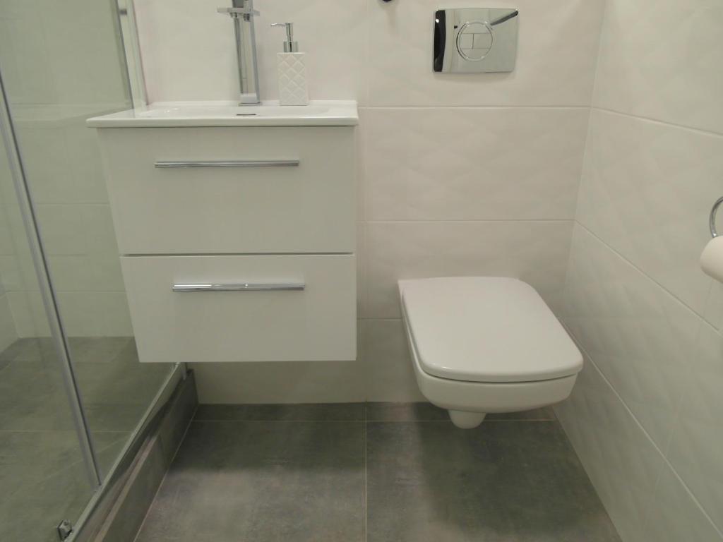 Kúpeľňa v ubytovaní Apartament MODERN SCANDI Waszyngtona