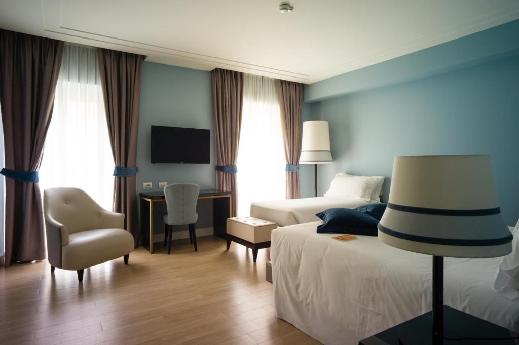 TV a/nebo společenská místnost v ubytování Turin Palace Hotel