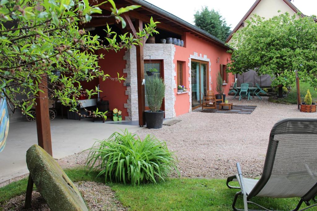 un patio de una casa con sillas y plantas en Gîte au centre de l'alsace en Scherwiller