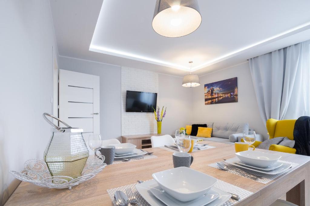 Televízia a/alebo spoločenská miestnosť v ubytovaní Rajska Apartament- Gdańsk