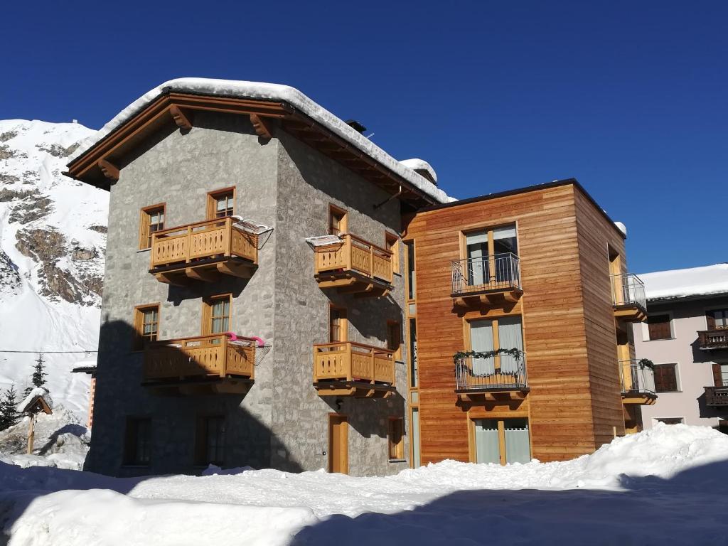 un edificio con balconi sopra nella neve di Al Fabrik a Livigno