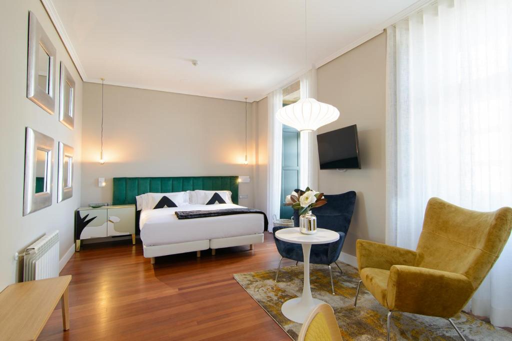 バイヨーナにあるPazo de Mendozaのベッドルーム1室(ベッド1台付)、リビングルームが備わります。