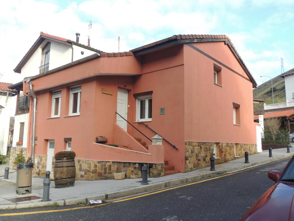 una casa naranja al lado de una calle en Chaoetxea, en Ciérvana