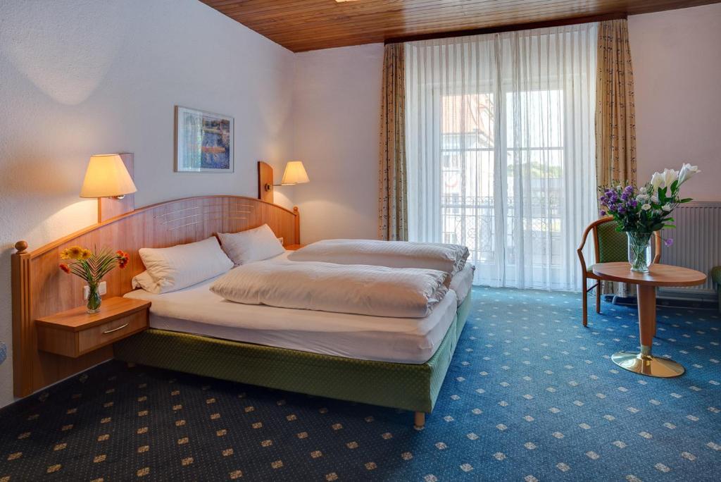 Postel nebo postele na pokoji v ubytování Hotel Möve garni