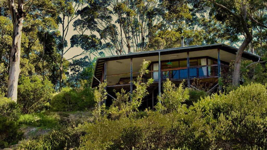 una casa en medio de un bosque en The Coombe on Wilson Inlet en Denmark