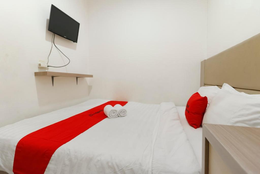 Postel nebo postele na pokoji v ubytování RedDoorz @ Kebon Kacang