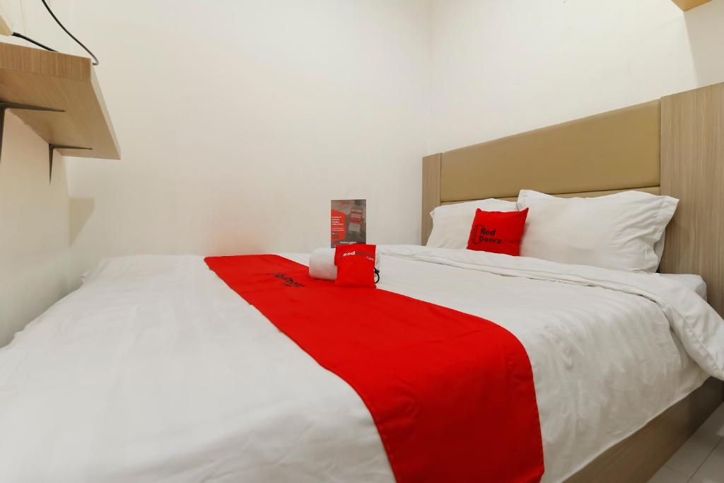 Кровать или кровати в номере RedDoorz @ Kebon Kacang