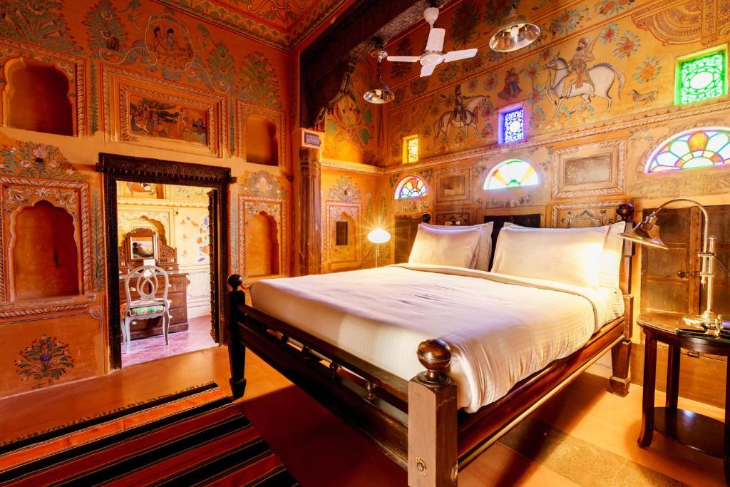 una camera con un grande letto di Vivaana Culture Hotel a Mandawa