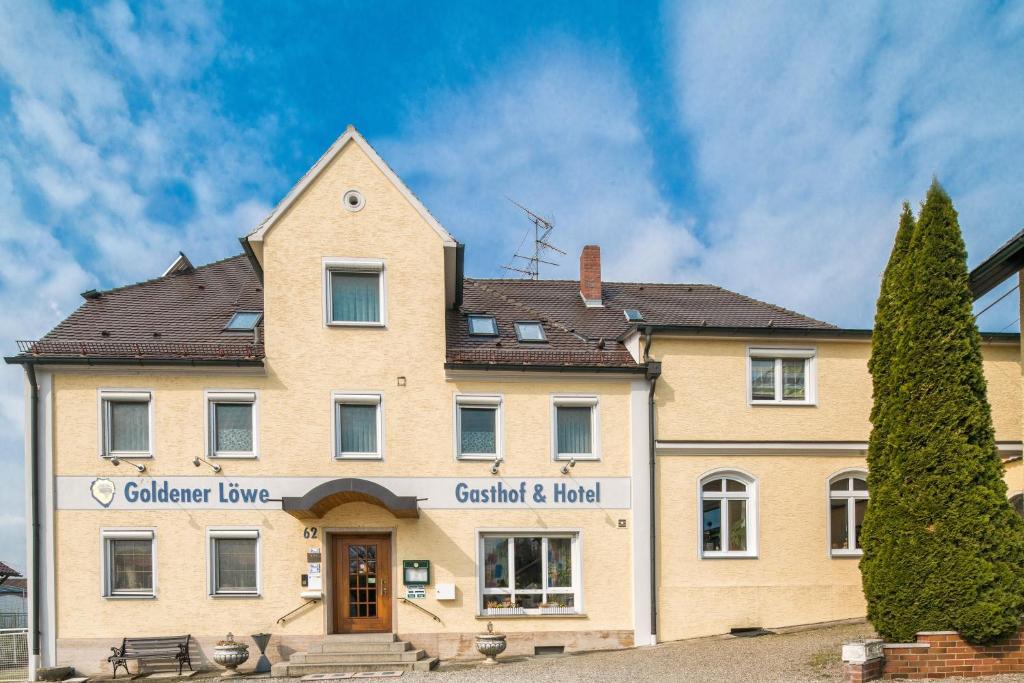 un gran edificio bronceado con un cartel en él en Hotel Goldener Löwe, en Günzburg