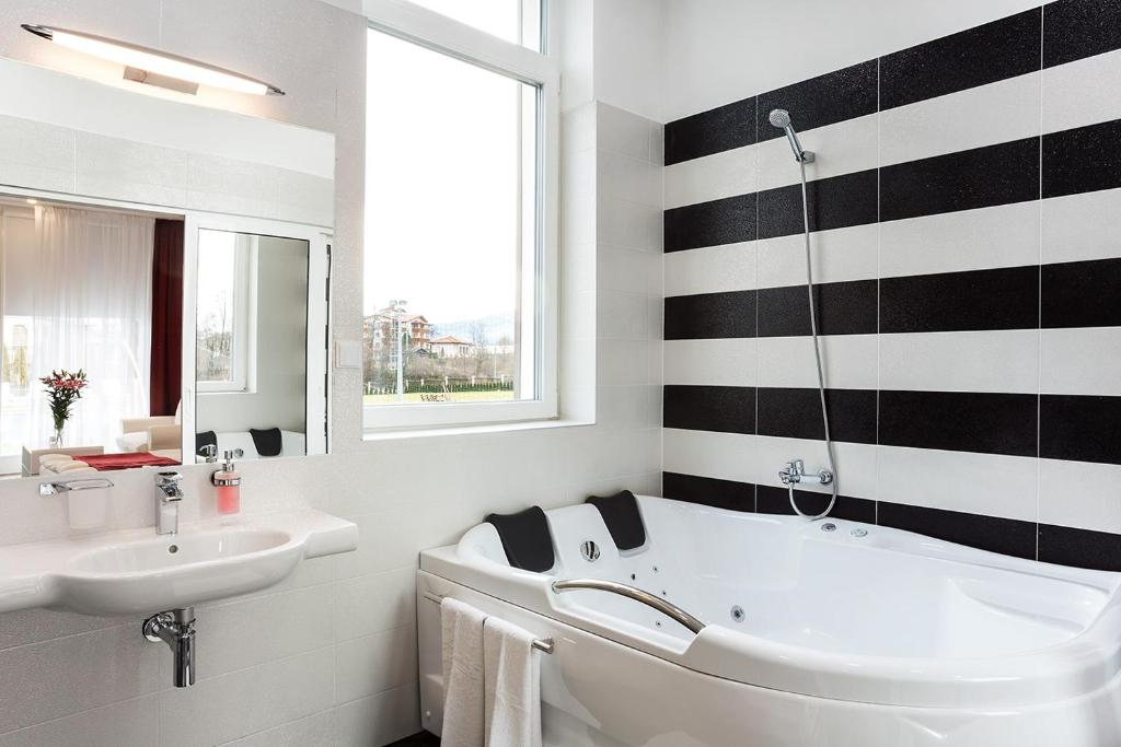 Complex Europe - Habitación Triple Con Vista Al Jardín