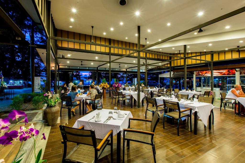 Restaurace v ubytování Nai Yang Beach Resort and Spa
