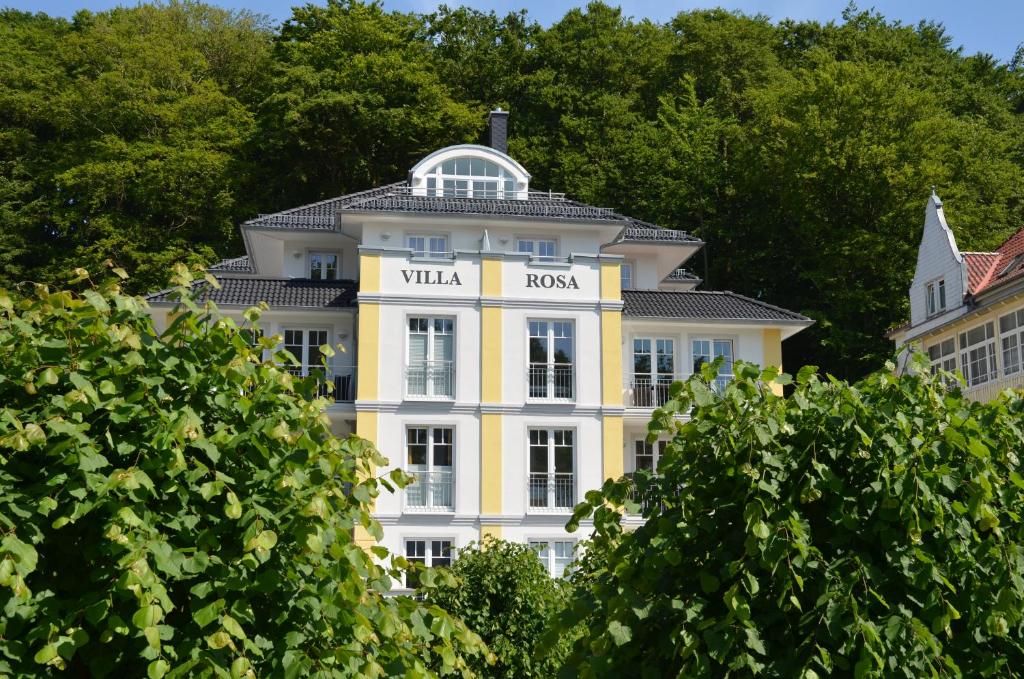 a yellow building with a sign that reads wall loss at Villa Rosa - Apt. 05 in Ostseebad Sellin