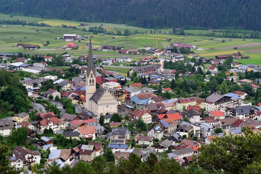 イムストにあるFerienwohnung Imstの教会のある小さな町の空中風景