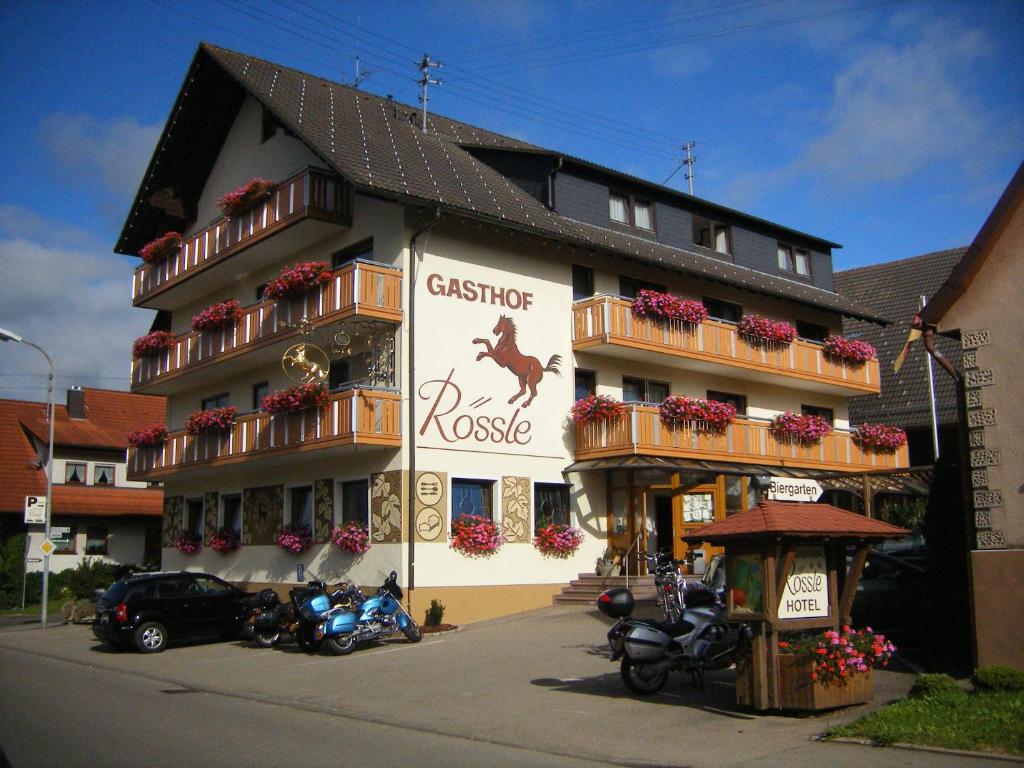 un edificio con motocicletas estacionadas frente a él en Hotel Gasthof Rössle, en Westerheim