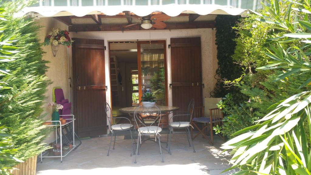 ヴィルヌーヴ・ルベにあるRésidence Cap Azur Maison N° 26のパティオ(テーブル、椅子付)