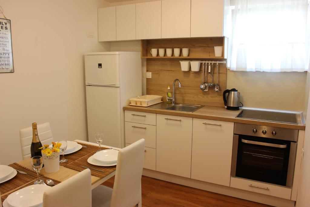 Kuchyň nebo kuchyňský kout v ubytování Apartments Jurić