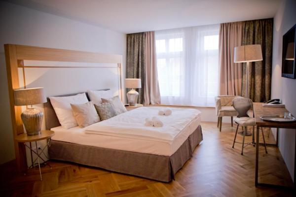 Postel nebo postele na pokoji v ubytování Jungmann Hotel