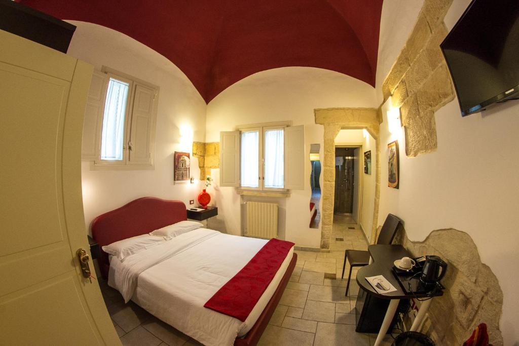 sypialnia z łóżkiem i kamerą w pokoju w obiekcie 19Venti w mieście Lecce