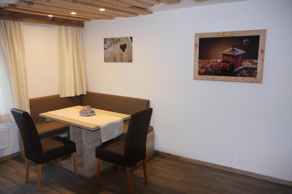 考訥塔爾的住宿－Haus Eckhart，一间带桌子和两把椅子的用餐室