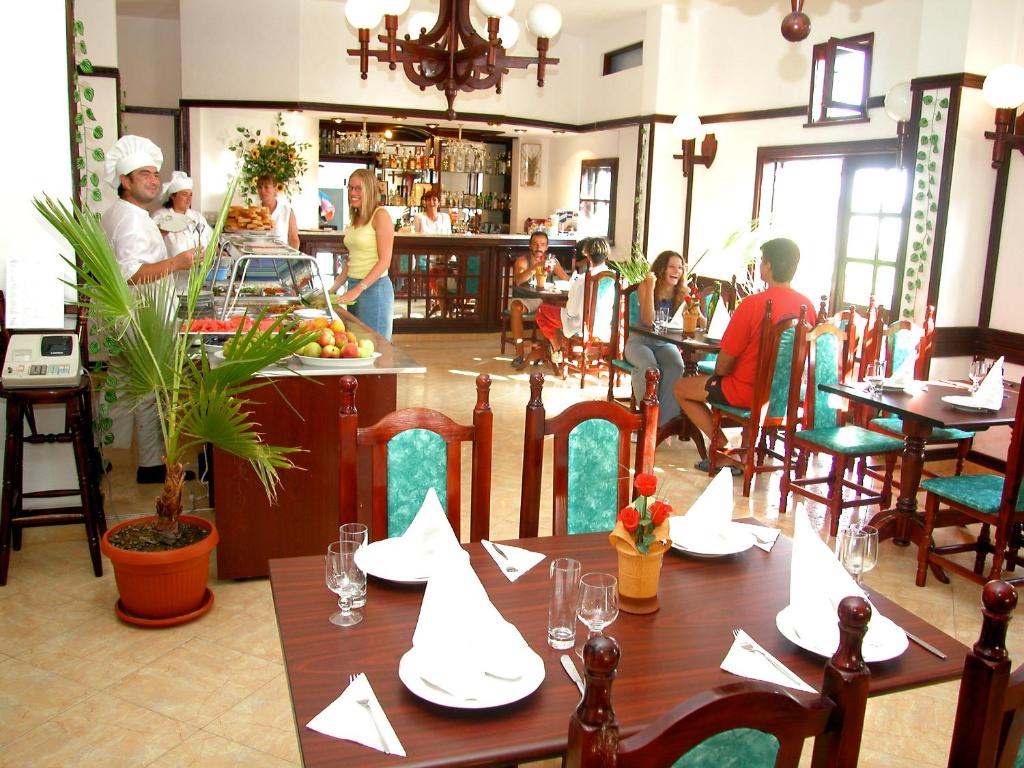 A restaurant or other place to eat at Hotel Stefanov 1