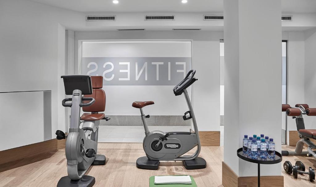 Fitness centrum a/nebo fitness zařízení v ubytování Hotel Weisses Roessl
