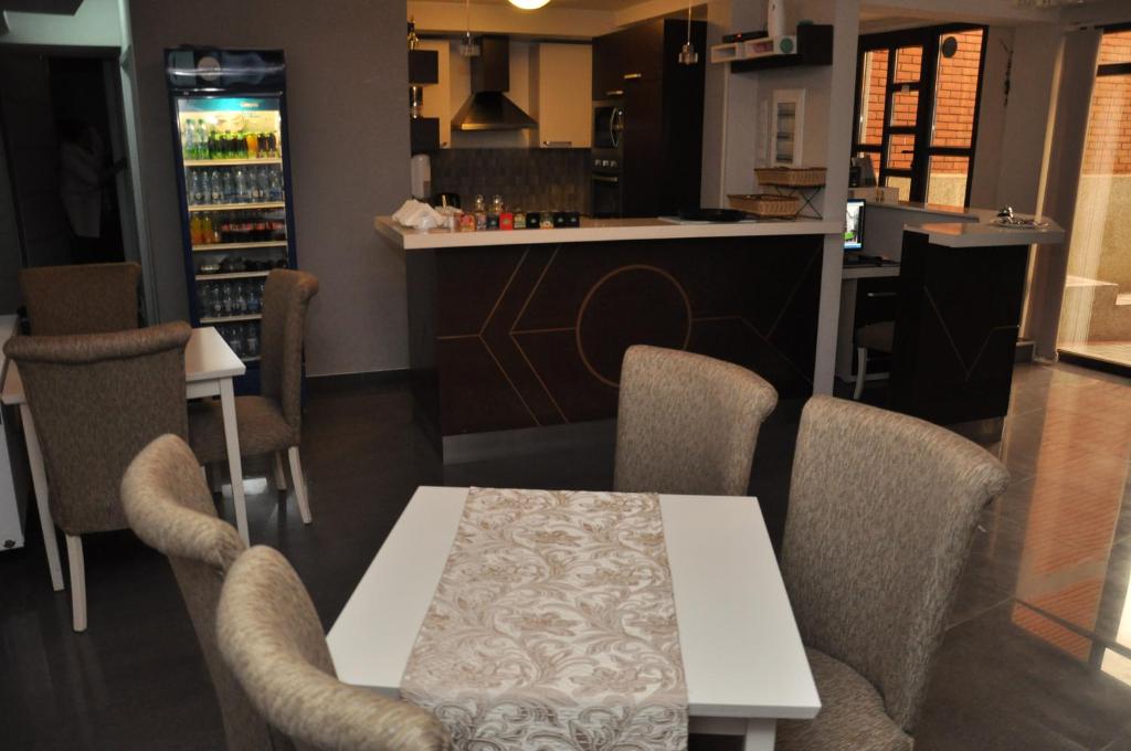 Kuchyň nebo kuchyňský kout v ubytování Hotel Prima