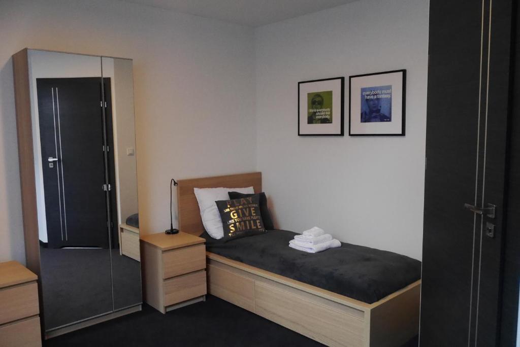 Un pat sau paturi într-o cameră la Obiekt Noclegowy OCELOT