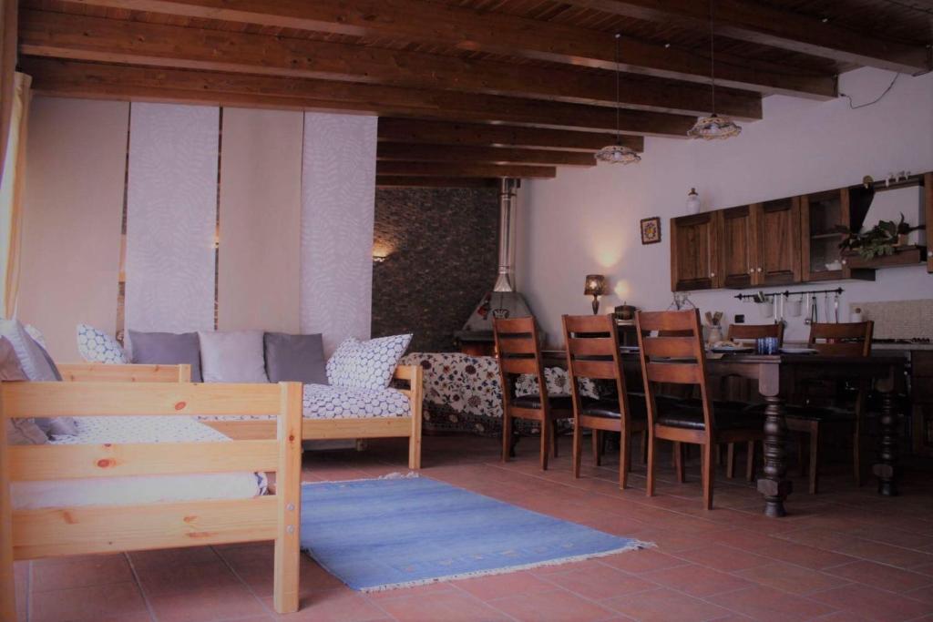 cocina y comedor con mesa y sillas en Etna Rose, en Zafferana Etnea