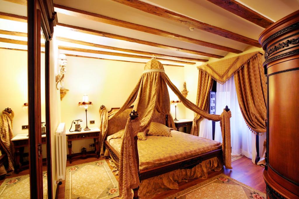 1 dormitorio con 1 cama con mosquitera en Hotel Boutique Real Casona De Las Amas, en Azofra