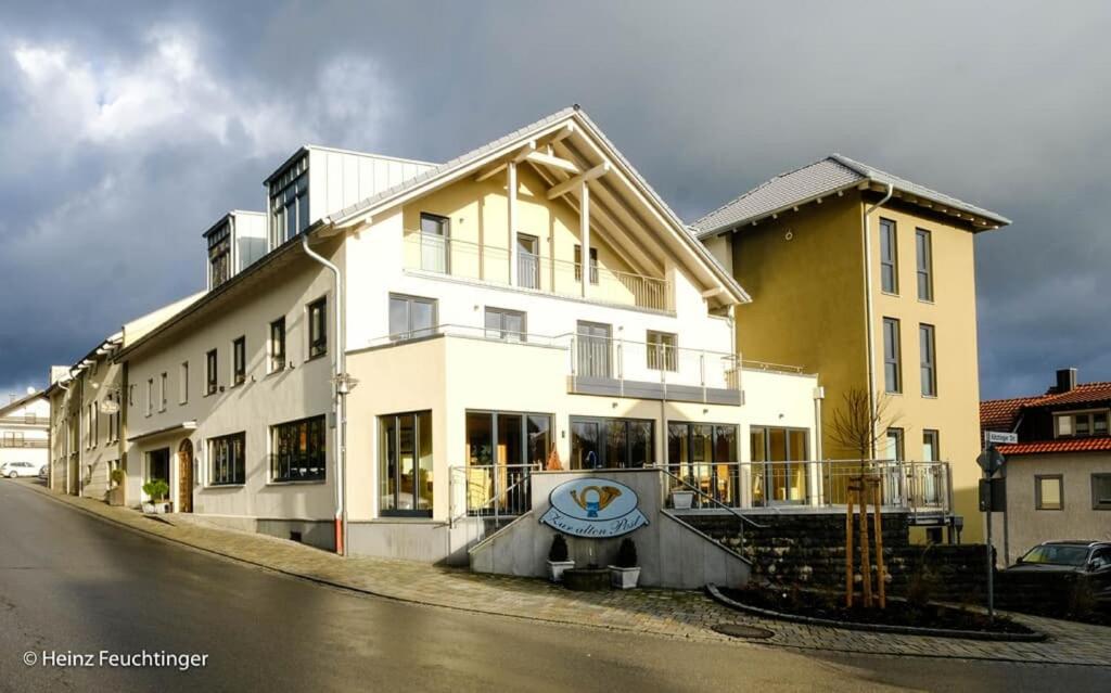 Wirtshaus "Alte Post" في Zandt: مبنى ابيض كبير على جانب شارع