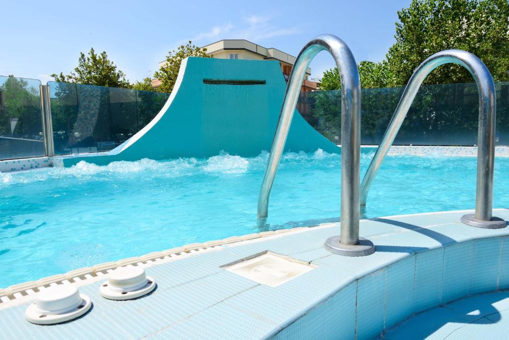 Bazén v ubytování Hotel Caesar nebo v jeho okolí