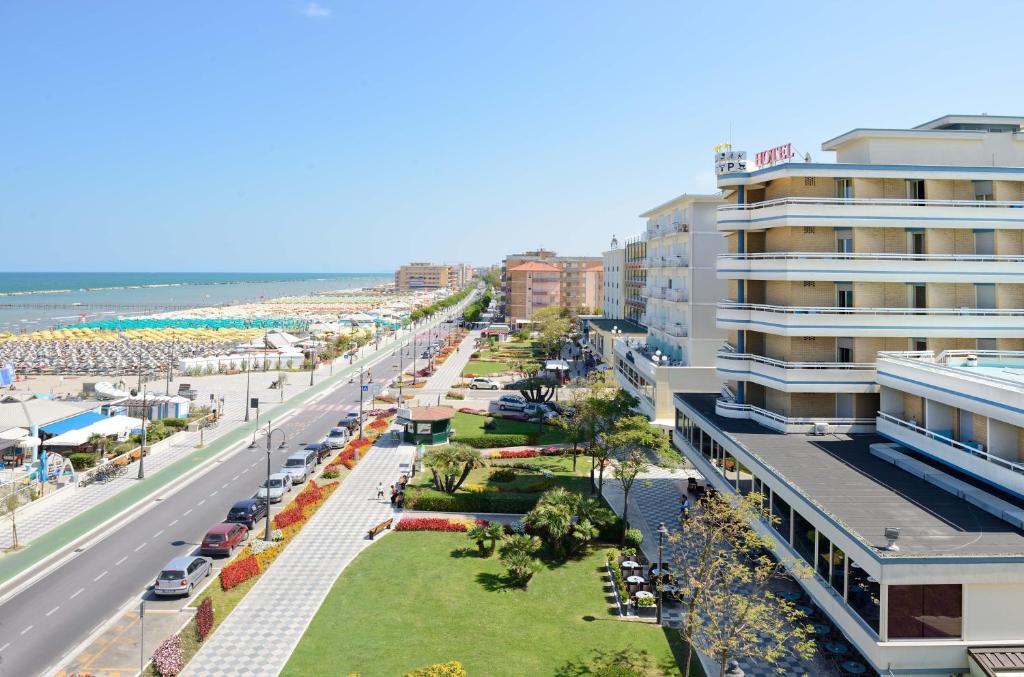 vistas a una ciudad con playa y edificios en Hotel Caesar, en Cesenatico