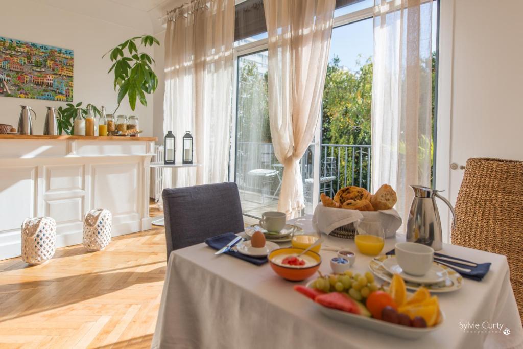 a table with a bowl of fruit and a bowl of bread at Villa Verde La Rochelle in La Rochelle