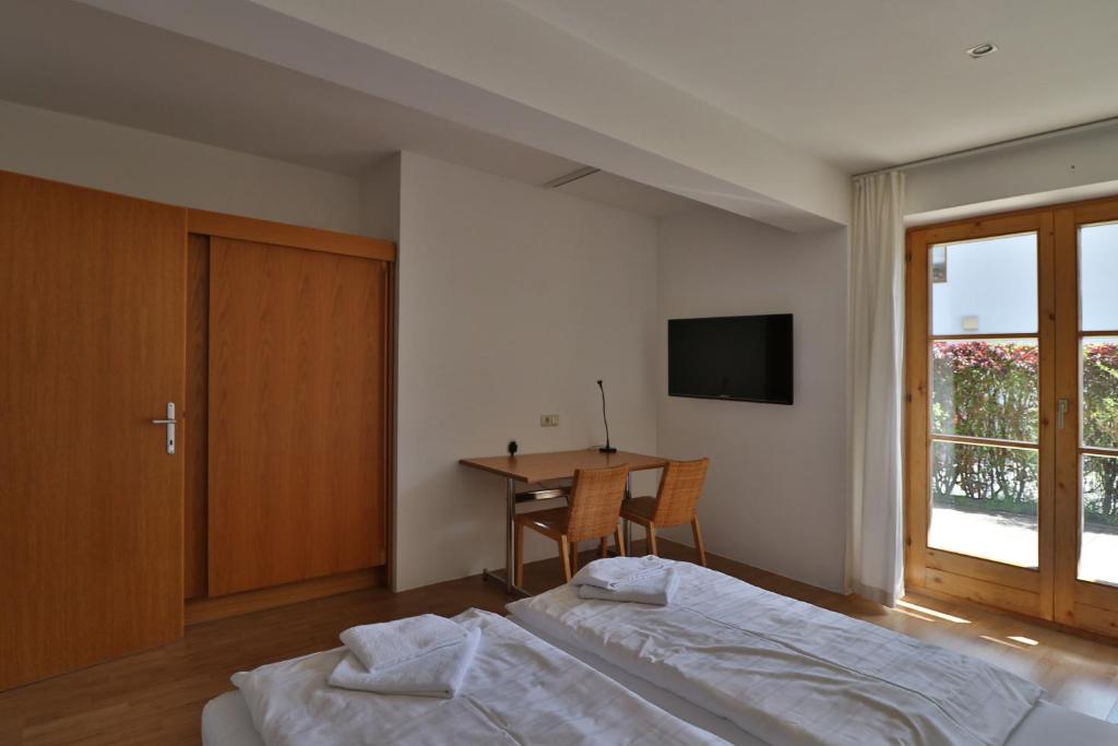 A television and/or entertainment centre at Appartements Christophorus