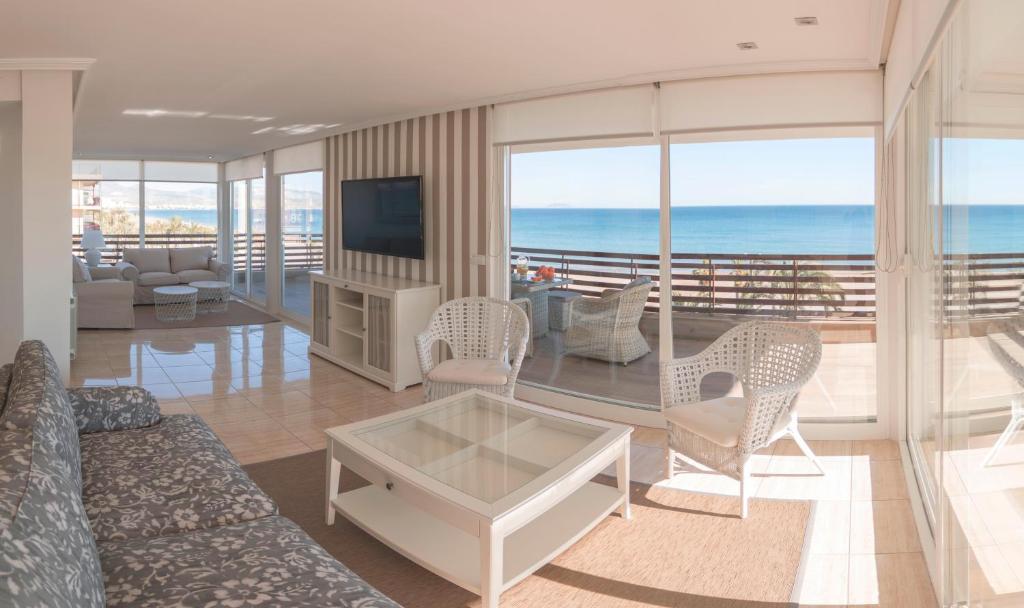 sala de estar con vistas al océano en Apartamentos Marta PLAYA, en Alicante