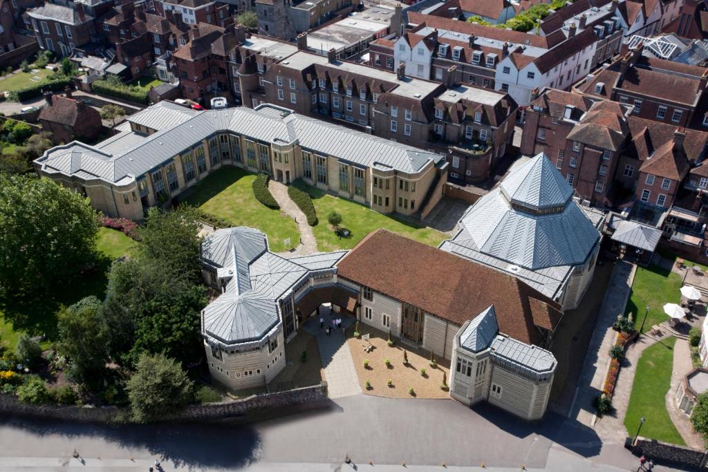 Blick auf Canterbury Cathedral Lodge aus der Vogelperspektive