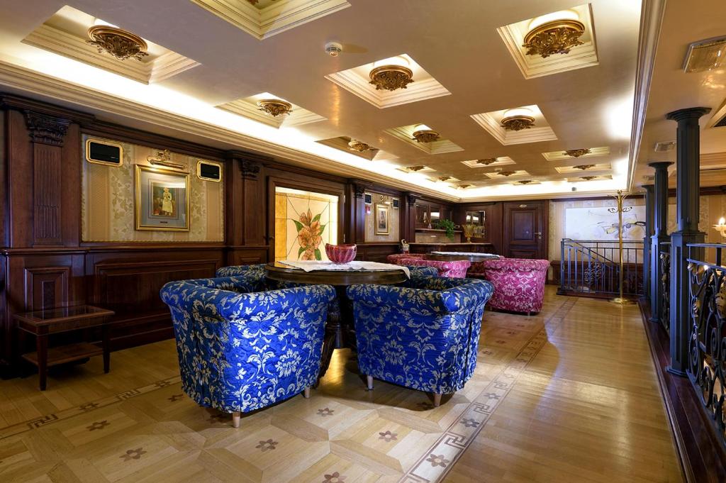 a lobby with a table and chairs in a room at Royal San Marco Hotel in Venice