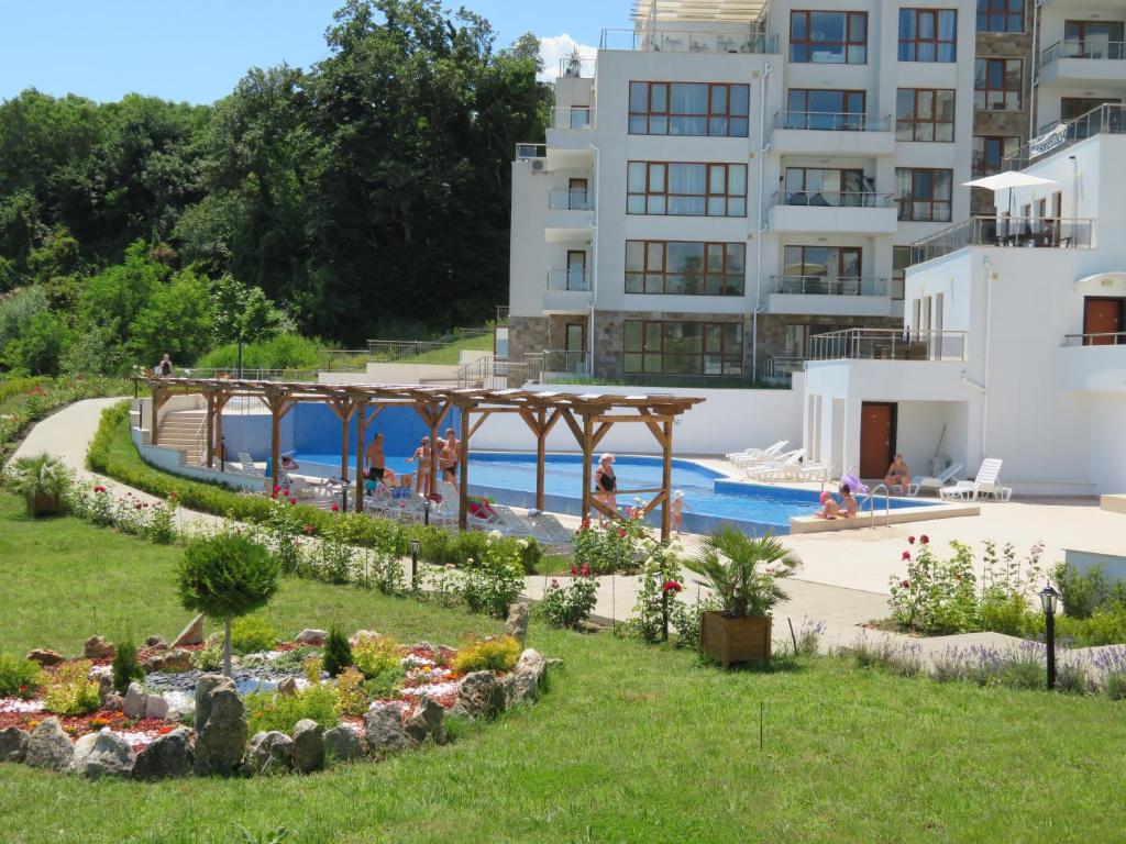 - une vue sur l'hôtel et la piscine dans l'établissement Апартаменти Бяла Клиф - Byala Cliff Apartments, à Byala