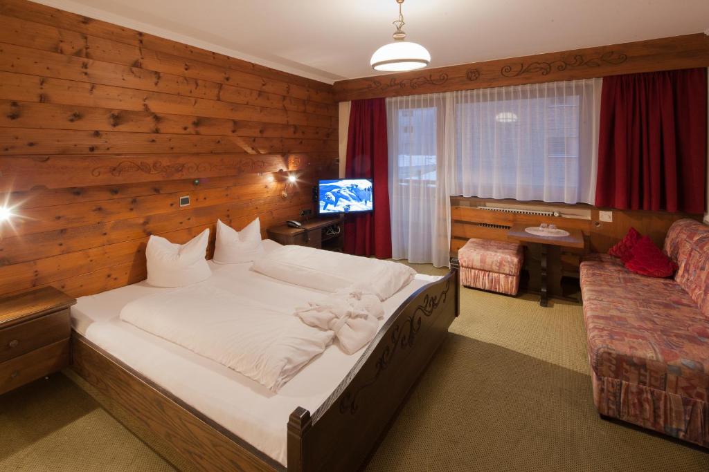 A bed or beds in a room at Hotel Kanisfluh